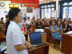Các cán bộ y tế Bệnh viện Nội tiết Hòa Bình tư vấn cho hội viên CLB phòng chống đái tháo đường TP Hòa Bình